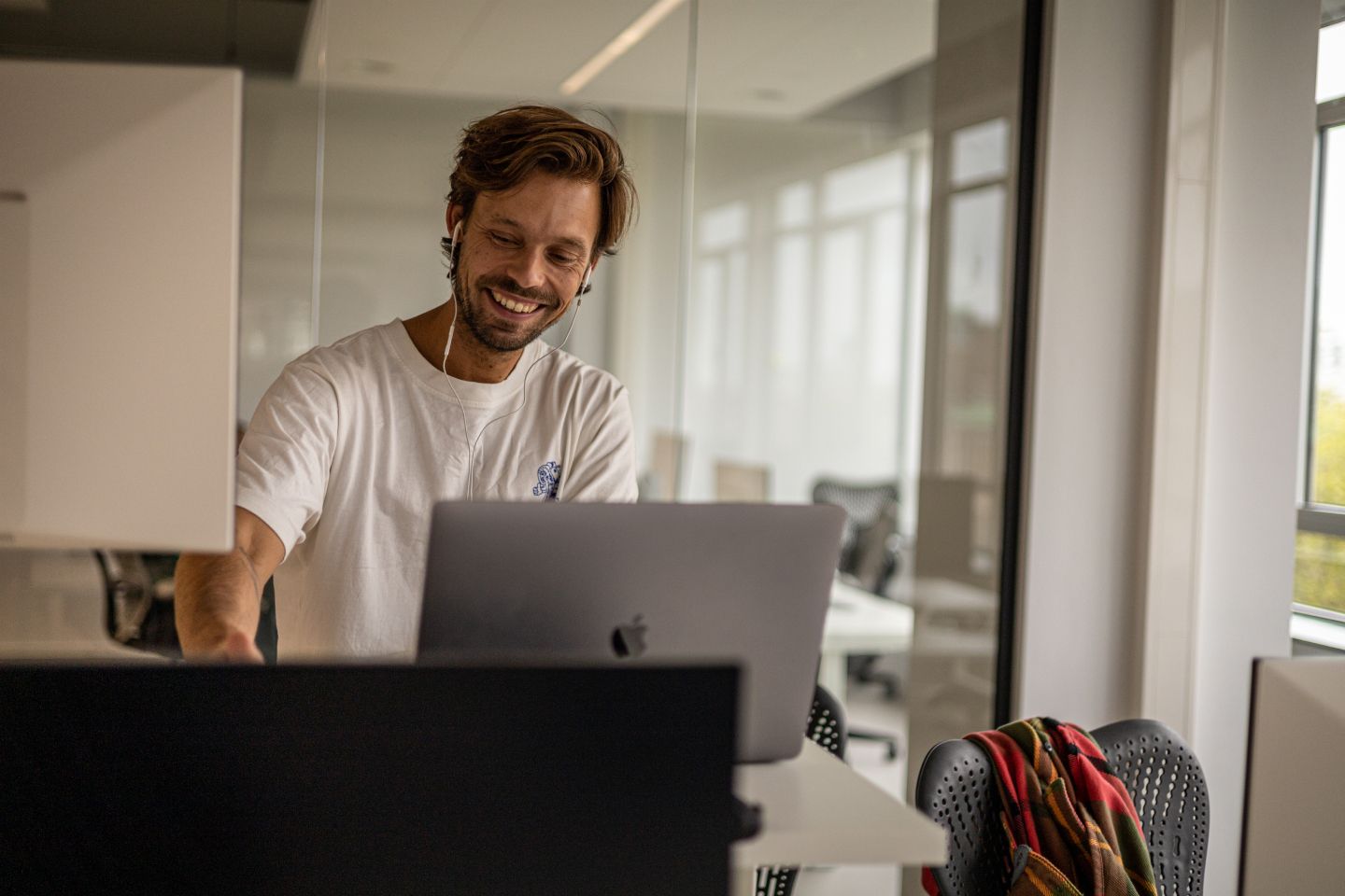 Een humanoid achter de laptop.