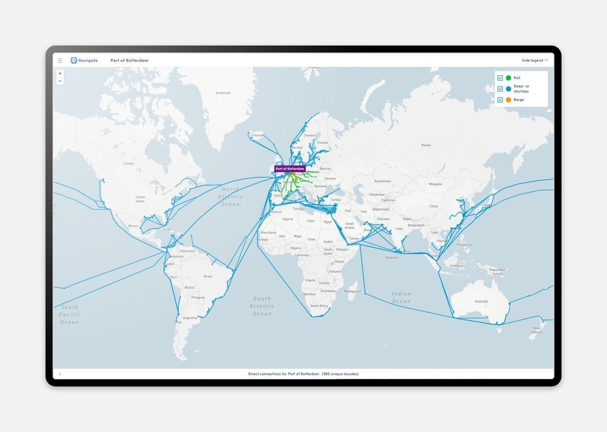 Tablet met wereldkaart en verschillende vaarroutes aangegeven.